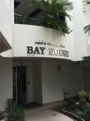 Bay House is a spacious 60m one bedroom apartment which is on North Pa